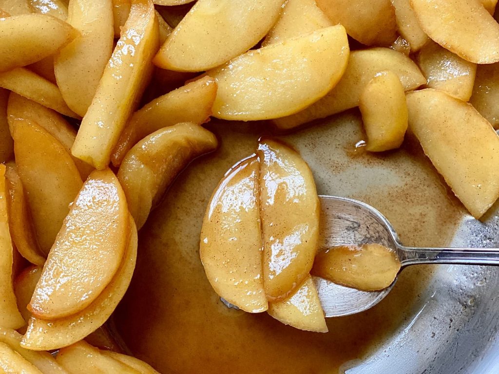 How to cook caramelized apples?